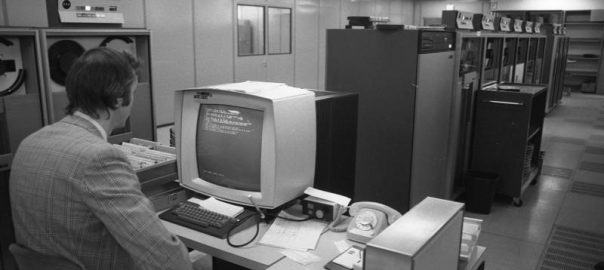 Menschen und Automaten bei der gemeinsamen Arbeit, Elektronische Datenverarbeitung mittels des IBM System/360 im VW-Werk Wolfsburg (1973).